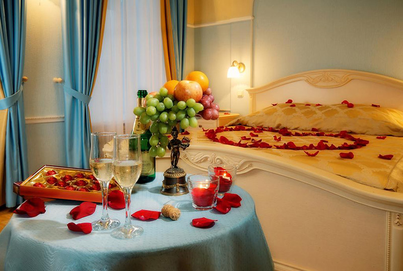 Романтика в номере недорогой гостиницы Хабаровска